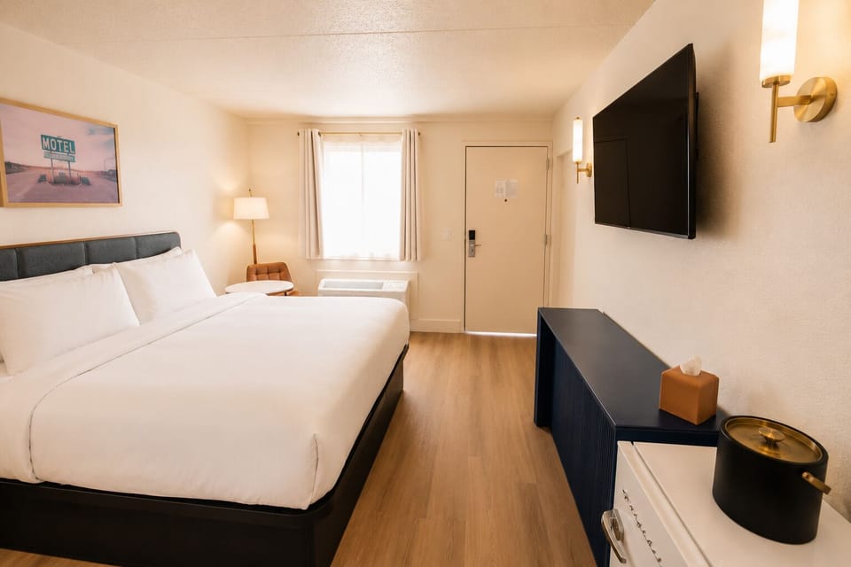 Classic Single Room, 1 King Bed | Desk, laptop workspace, blackout drapes, WiFi (free)