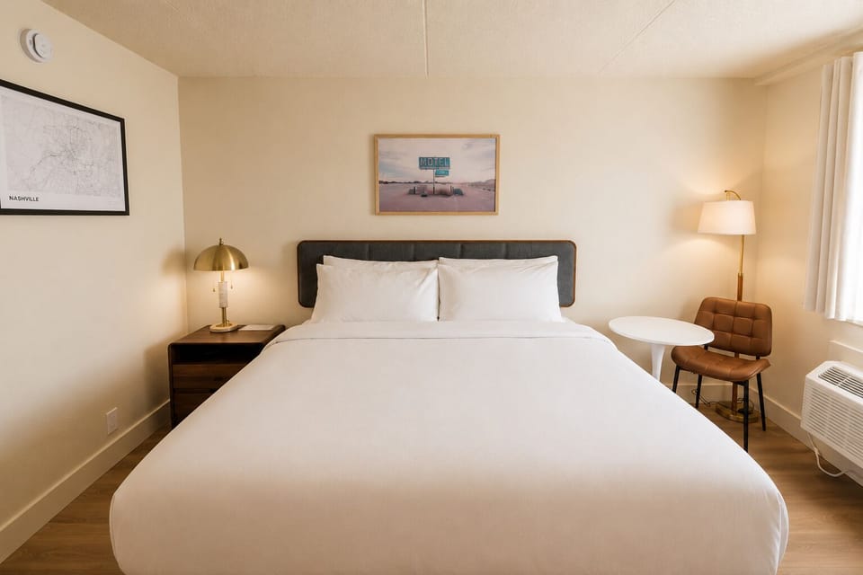 Classic Single Room, 1 King Bed | Desk, laptop workspace, blackout drapes, WiFi (free)