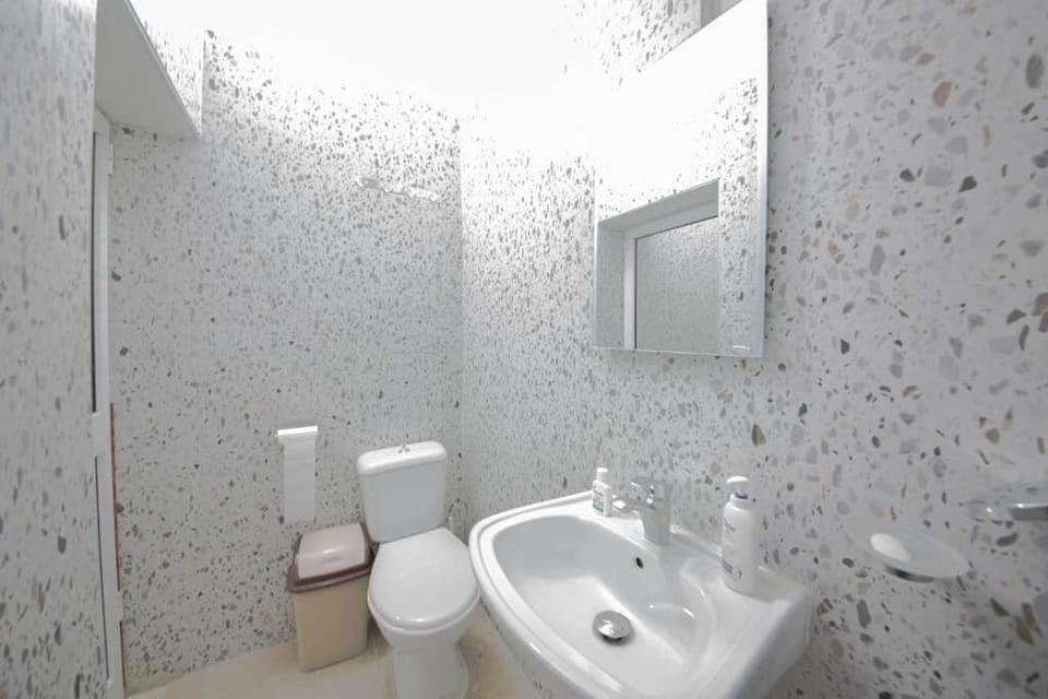 Double Room, Balcony | Bathroom | Shower, free toiletries, hair dryer, bidet
