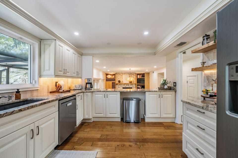 Fully stocked kitchen for cooking; Large dining setup; Wine and beverage bar; Open layout ideal for hosting and group meals.