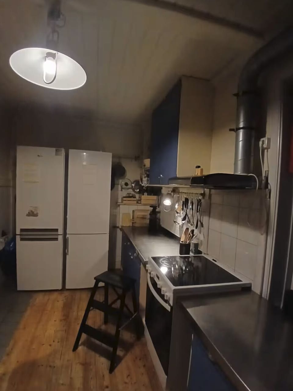 Full-size fridge, microwave, oven, stovetop