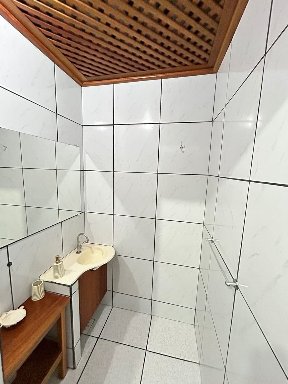 Standard Suite | Bathroom | Shower, hair dryer, bidet, towels