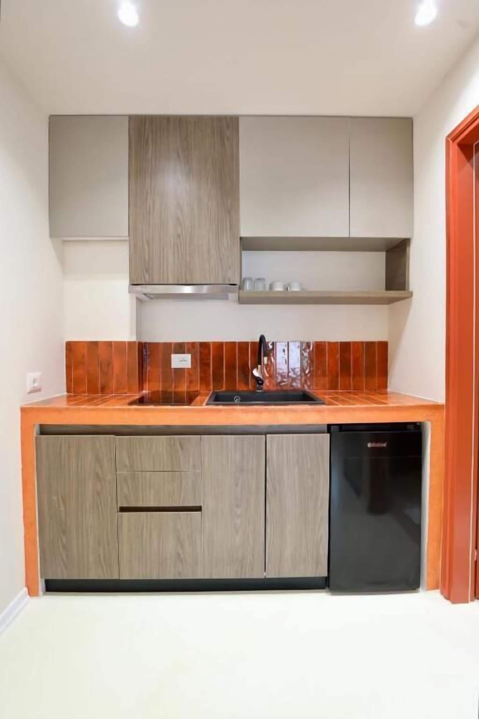 Deluxe Studio, Bathtub | Private kitchenette | Mini-fridge, stovetop, electric kettle, toaster