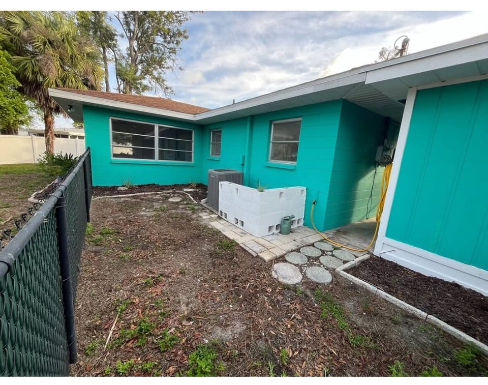 side/fenced area