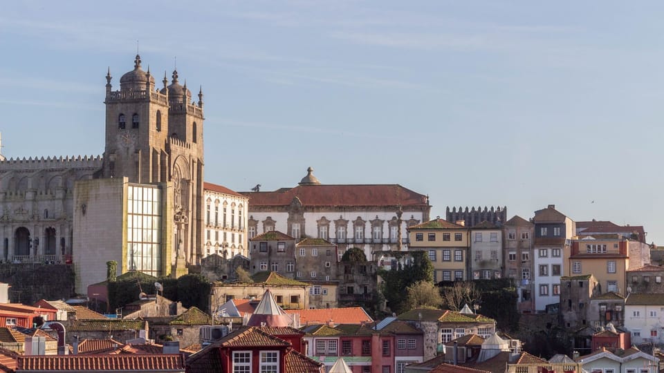 Spectacular view over Porto’s rooftops and the magnificent Sé Cathedral, offering a unique perspective of the city’s historic skyline.
#PortoViews #SeCathedral #HistoricCenter #PortoSkyline #LovelyStay