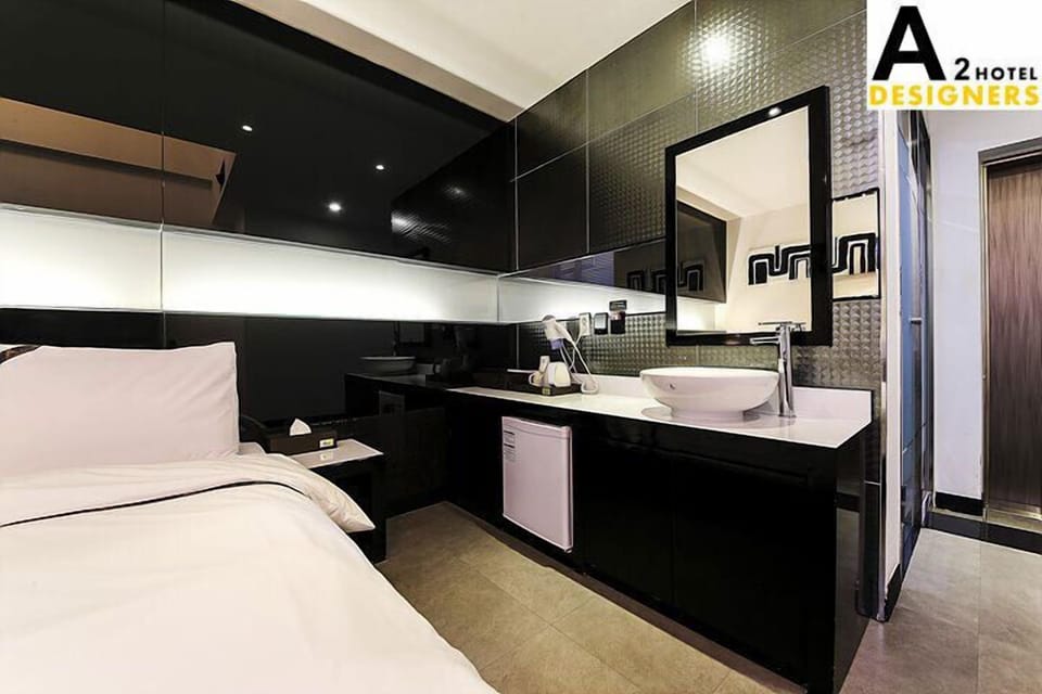 Desk, soundproofing, free WiFi, bed sheets