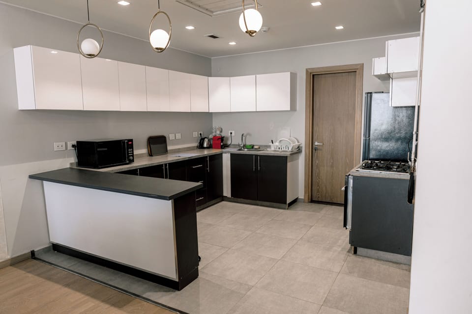 Full-size fridge, microwave, oven, stovetop