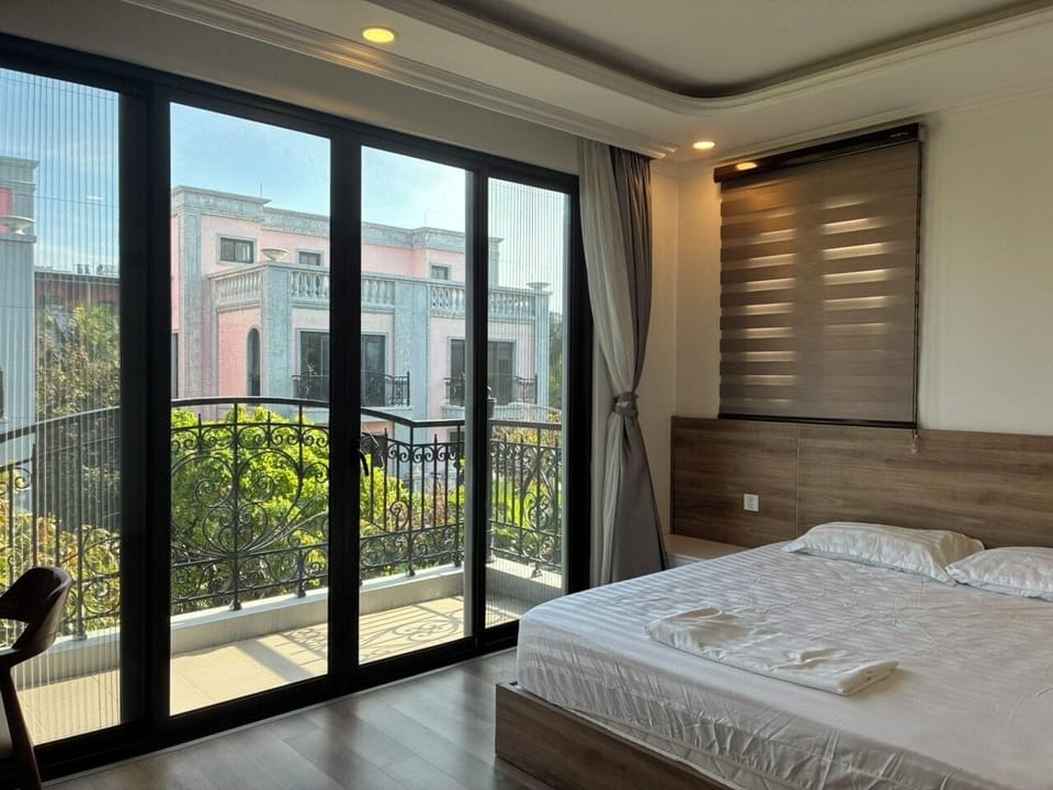 Deluxe Villa, Balcony, City View | Desk, WiFi (free), bed sheets