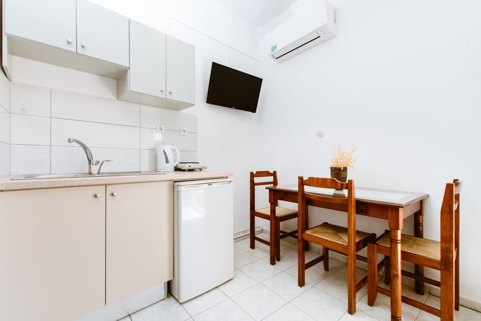 Economy Studio (04) | Private kitchen | Fridge, stovetop, coffee/tea maker, electric kettle