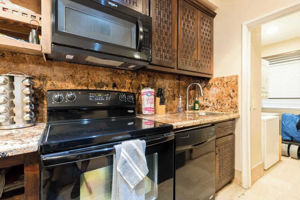 Kitchen/Laundry