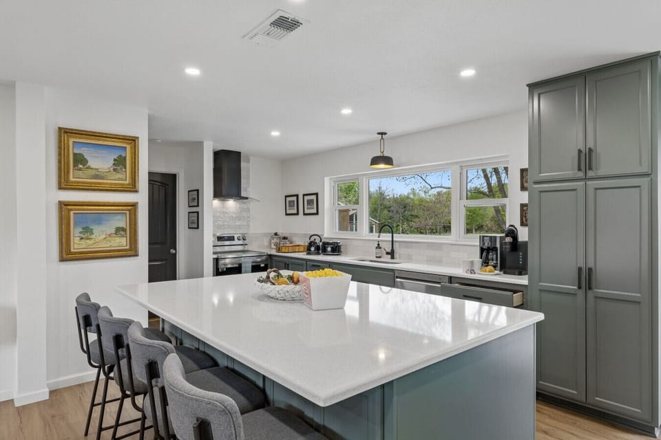 Kitchen | Large Island | Breakfast Bar Seating