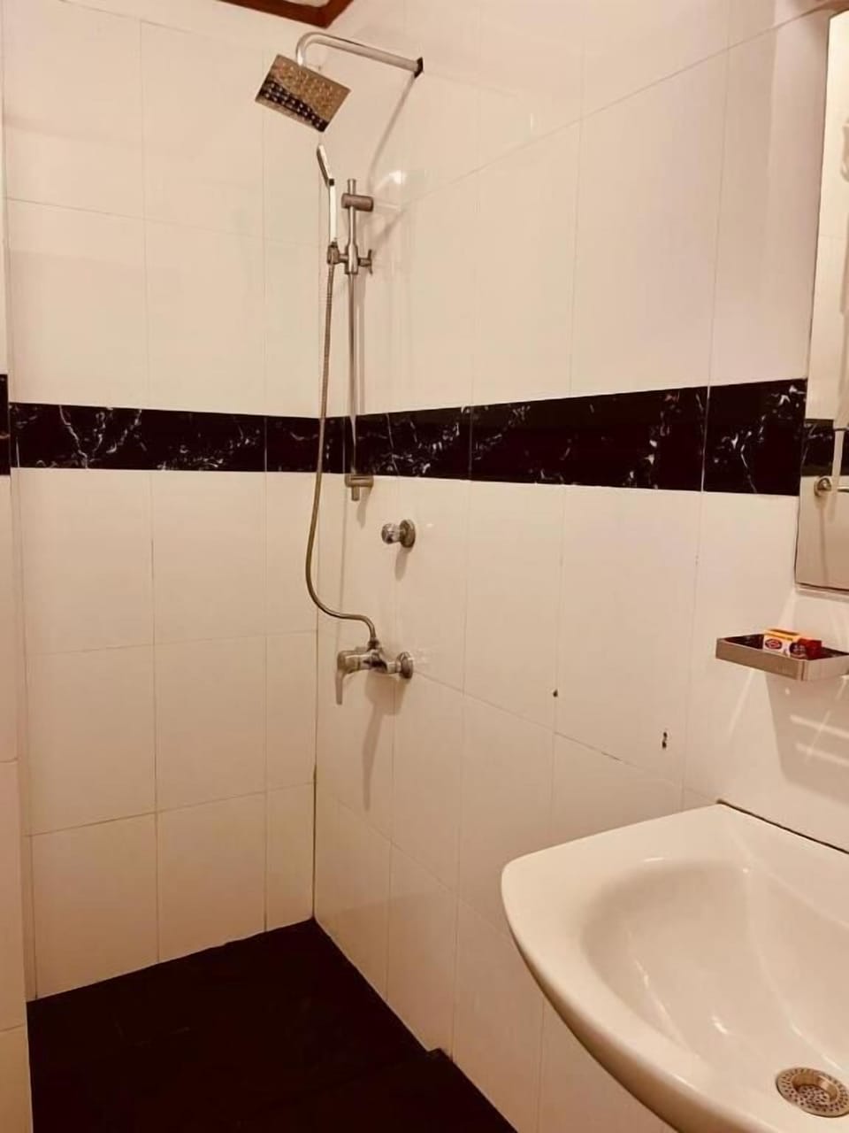 Deluxe Double Room, Private Bathroom | Bathroom | Slippers