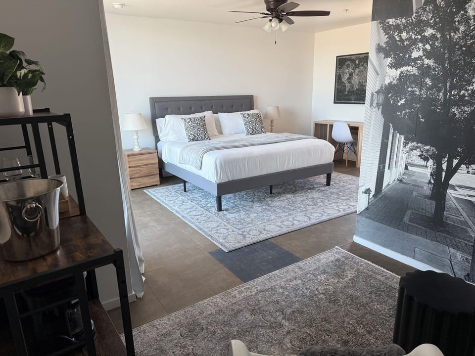 Classic Room, 1 King Bed | Individually decorated, laptop workspace, blackout drapes