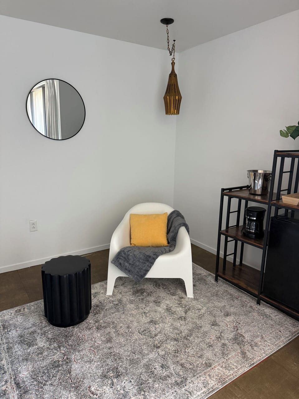 Classic Room, 1 King Bed | Living area