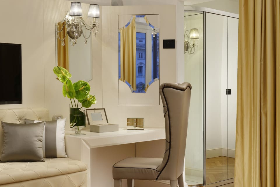 Suite, Balcony | Premium bedding, down comforters, memory foam beds, minibar
