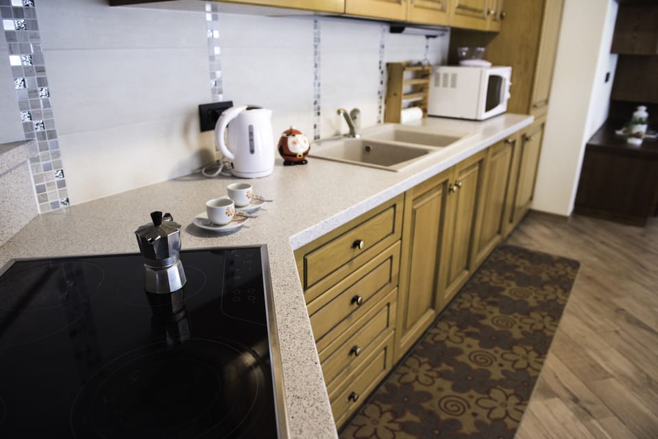 Apartment, 1 Bedroom | Private kitchen | Full-size fridge, microwave, oven, stovetop