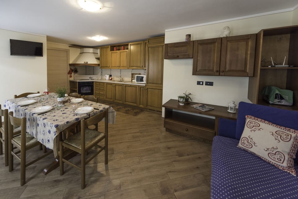 Apartment, 1 Bedroom | Private kitchen | Full-size fridge, microwave, oven, stovetop