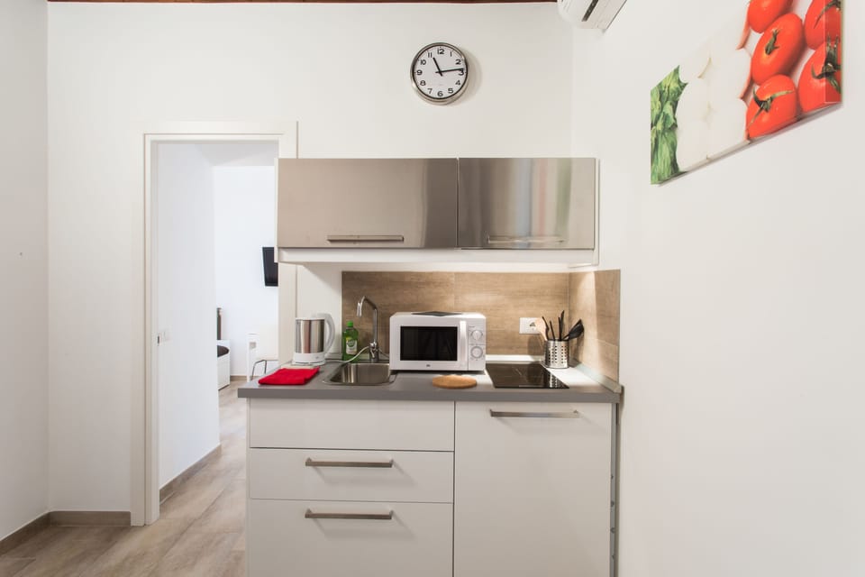 Family Apartment, Private Bathroom, Courtyard View (Via Di San Martino ai Monti, 20/A) | Private kitchen | Fridge, microwave, coffee/tea maker, toaster