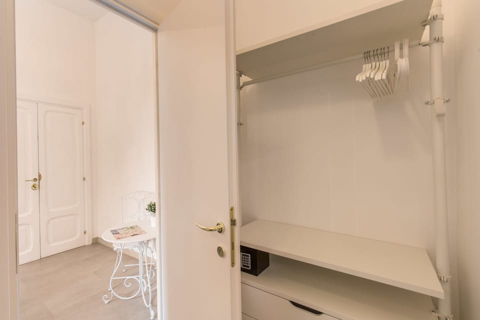 Triple Room | In-room safe, desk, free WiFi