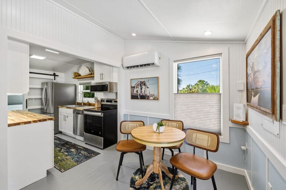Dining Table with seating for 4!