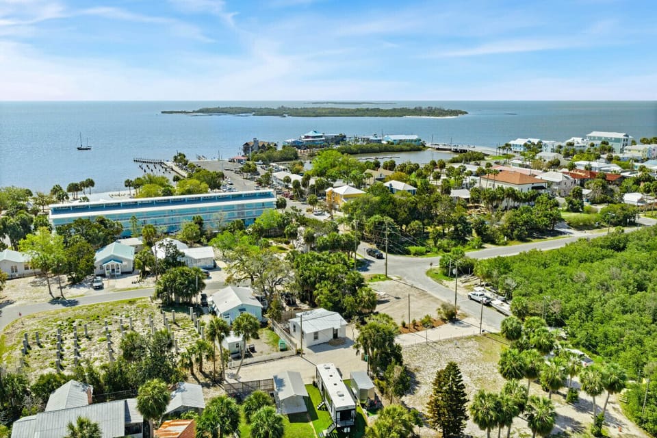 Nestled in a quit part of town, a few minutes walk to downtown!