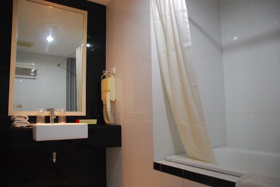 Family Suite | Bathroom | Shower, free toiletries, slippers