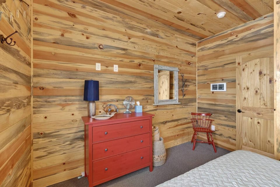 Bedroom 2: Queen Bed