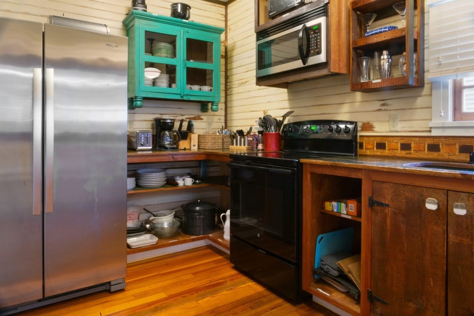 From morning drip coffee to evening cocktails and lobster boils, our kitchen is ready. Featuring a full-sized fridge, microwave, and ample cookware, we provide everything you need for effortless Maine-style entertaining.