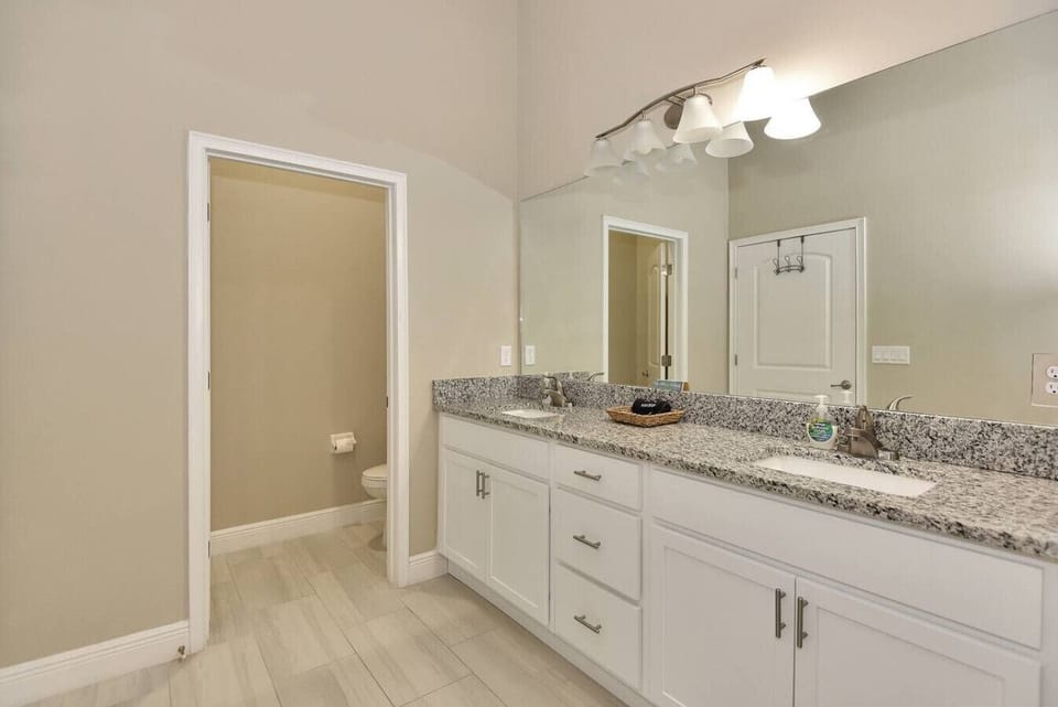 Full Bathroom 1