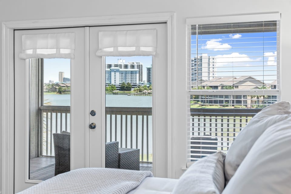 Lakeview King Master Suite - upper level