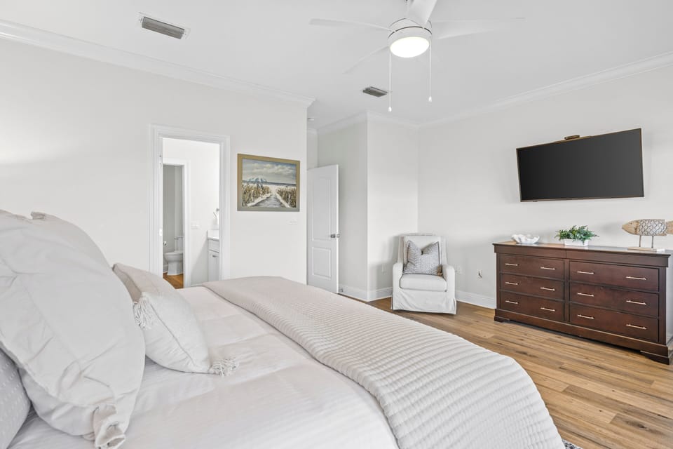 Lakeview King Master Suite - upper level