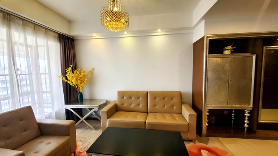 Executive Suite | Premium bedding, individually furnished, desk, laptop workspace