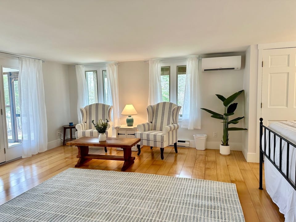 Master bedroom ensuite, sitting area-