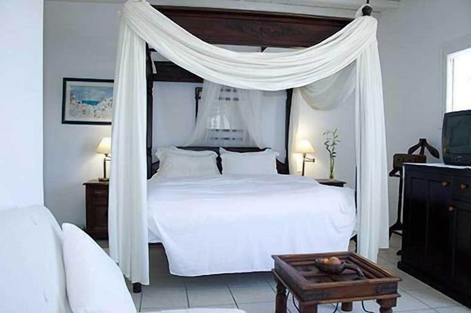 Minibar, free WiFi, bed sheets