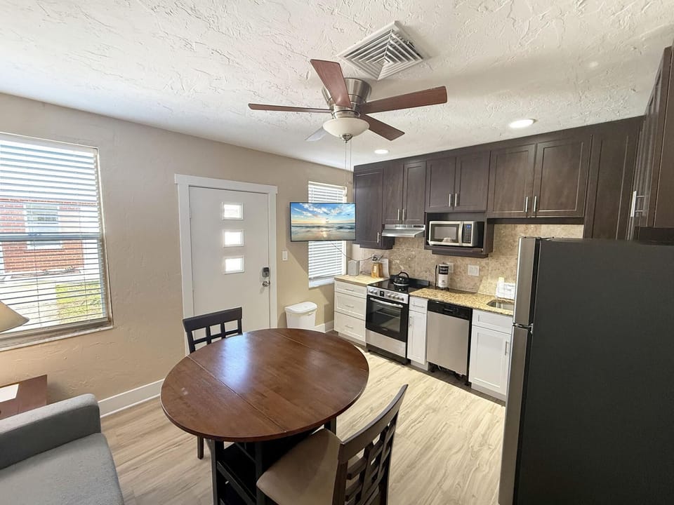 Venice Villas 1BR – King w/ Screened Porch (7166)