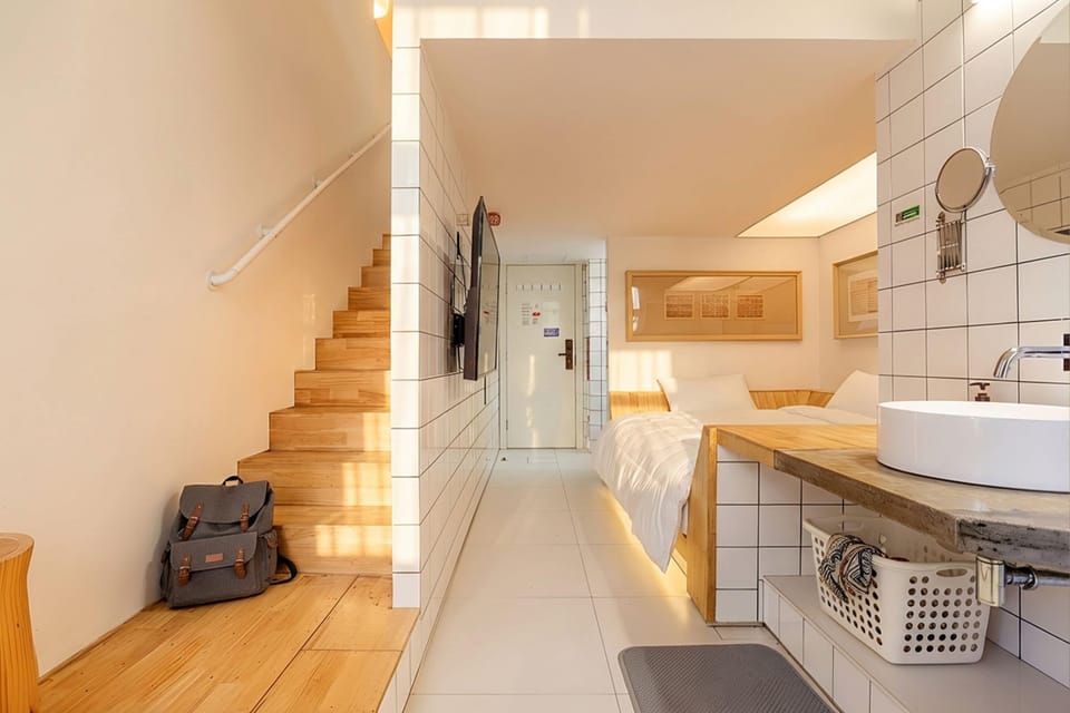 Deluxe Loft, Multiple Beds, Non Smoking, Private Bathroom | Desk, laptop workspace, free WiFi