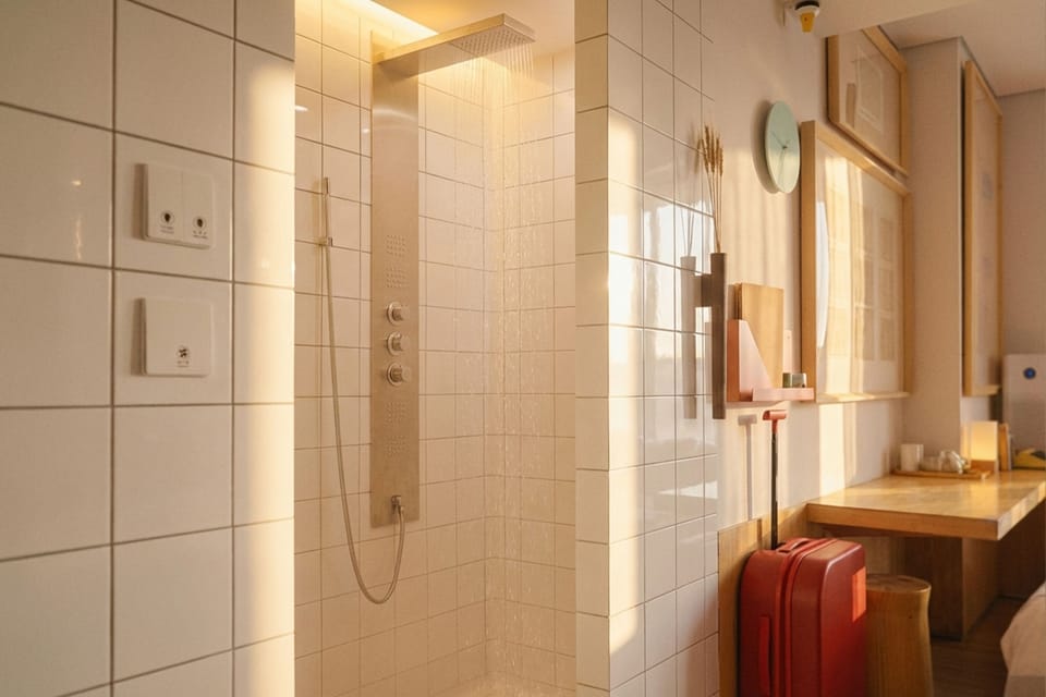 Elite Double Room, Non Smoking, Private Bathroom | Bathroom | Shower, hair dryer, towels, shampoo