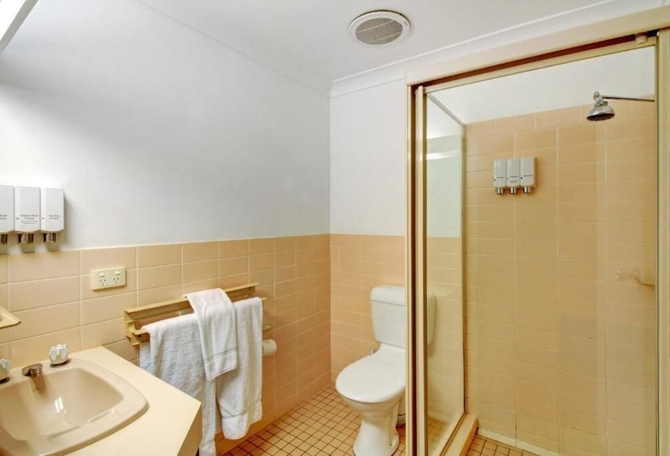 Comfort Double Room, Balcony, Garden View | Bathroom | Shower, free toiletries, hair dryer, towels