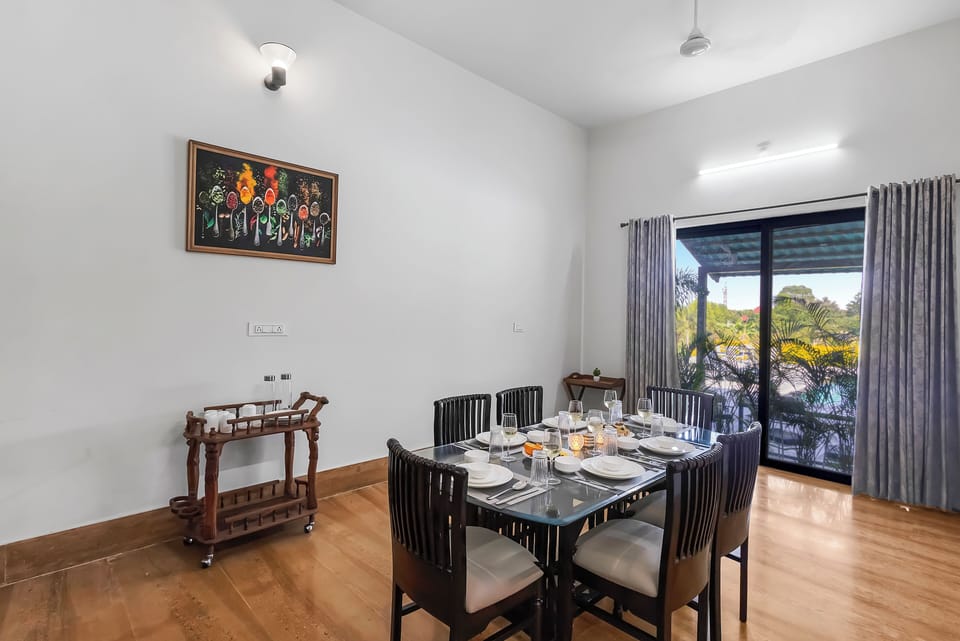 Deluxe Villa, Balcony, Garden View | Dining
