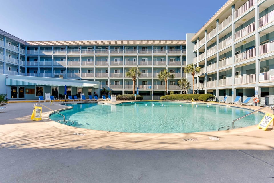 Hilton Head Resort | Outdoor Pool Area
