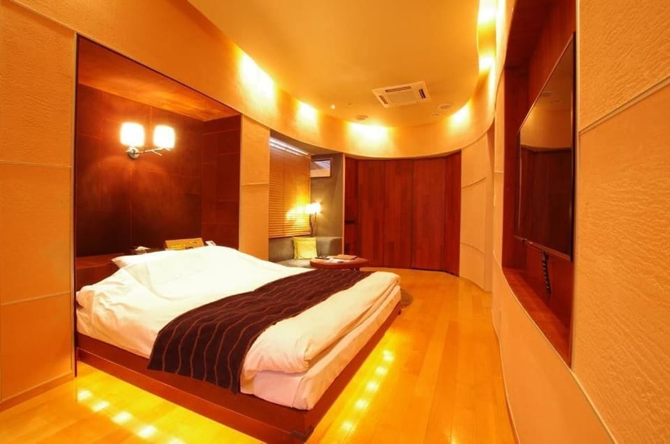 Suite, Smoking, Lanai | Free WiFi