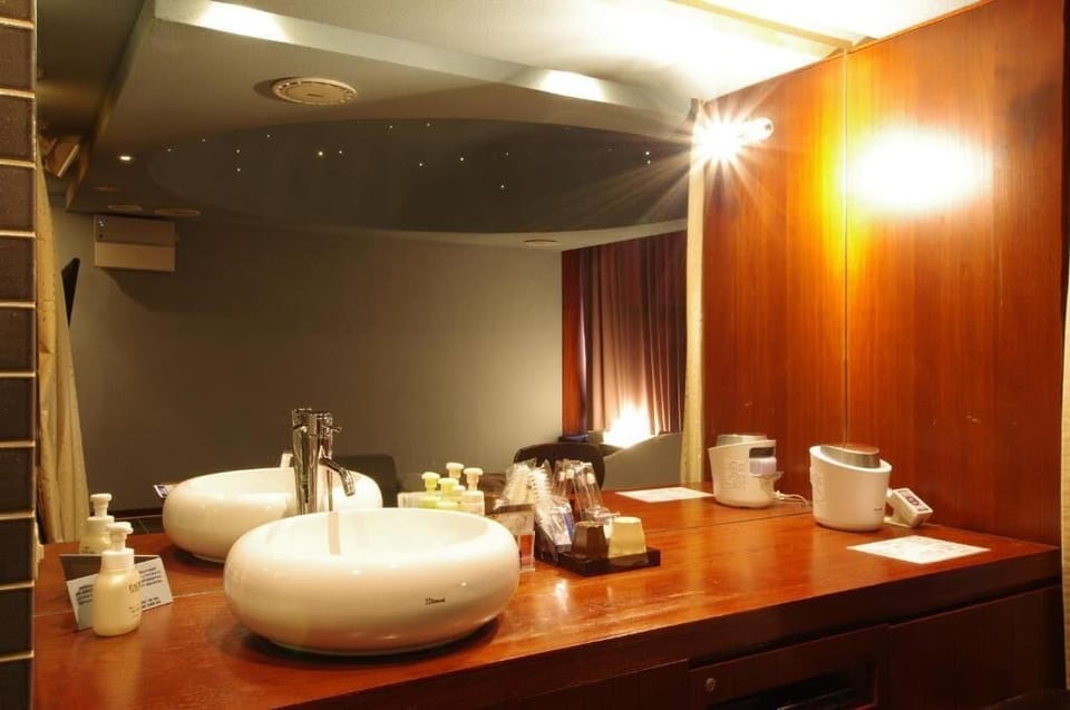 Deluxe Double Room, Smoking, Lanai | Bathroom