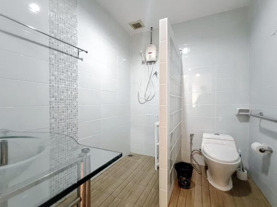 Comfort Double Room | Bathroom | Shower, hair dryer, slippers, towels