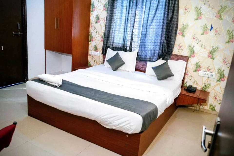 Comfort Double Room | In-room safe, desk, laptop workspace, WiFi (free)