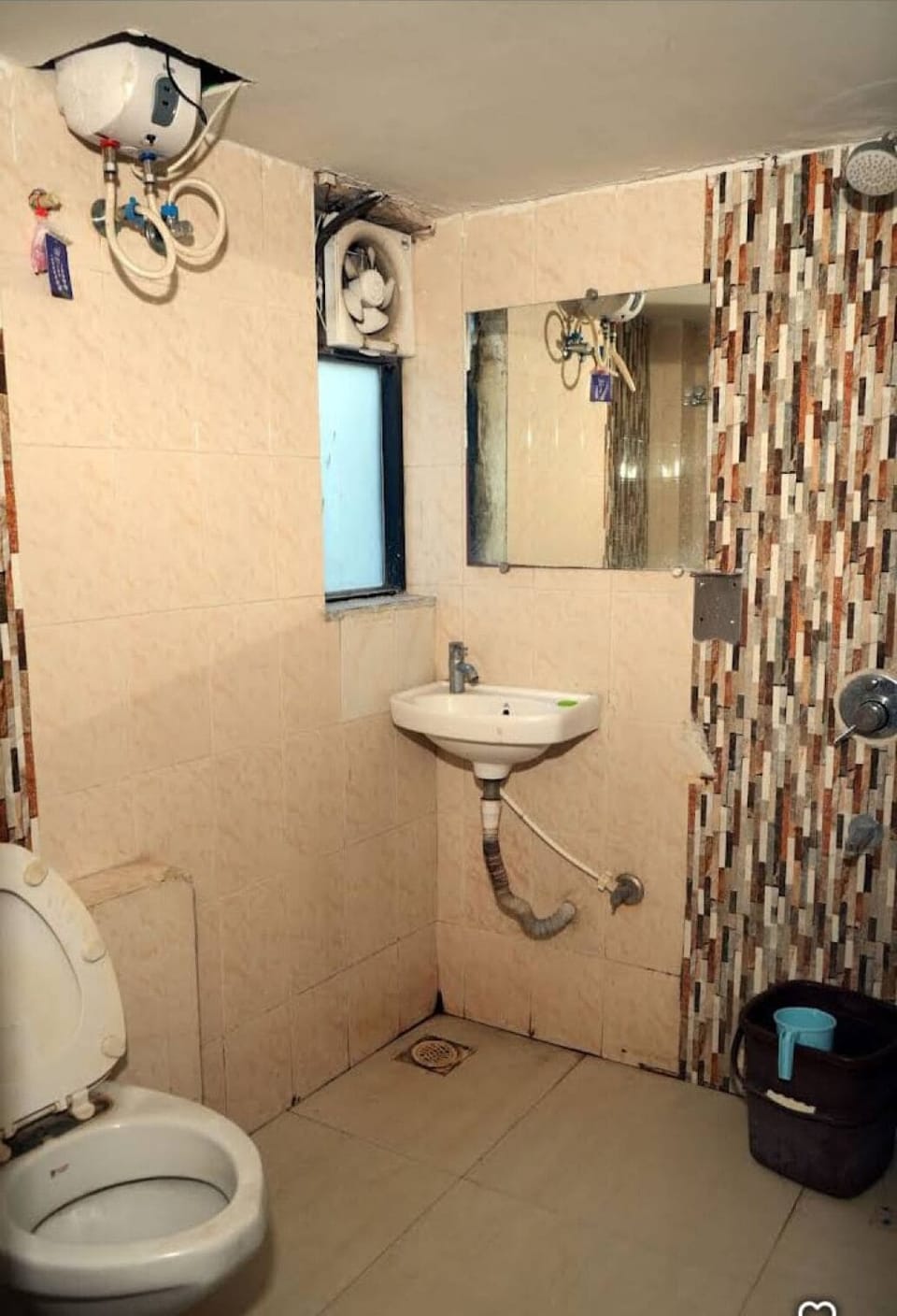 Comfort Double Room | Bathroom | Slippers, towels, soap, shampoo