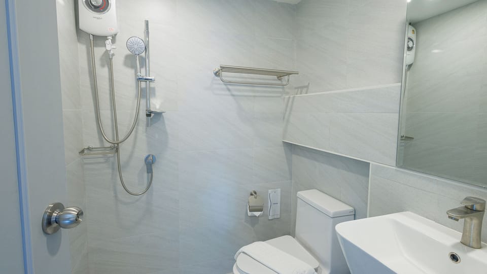 Superior Premier Room | Bathroom | Shower, rainfall showerhead, hair dryer, towels