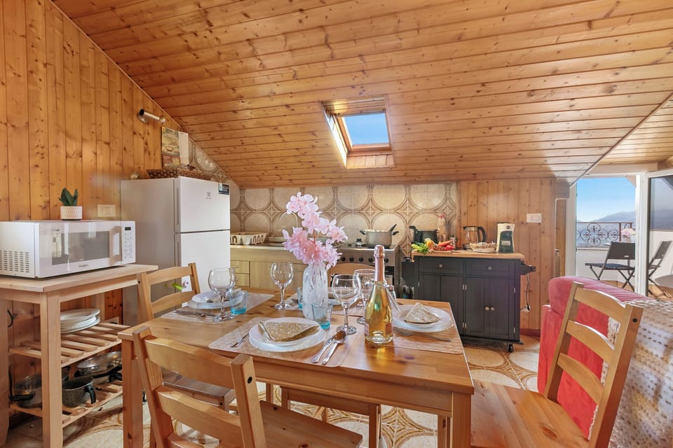 Family Studio, Balcony, Lake View (La Mansarda Sul Lago) | Dining