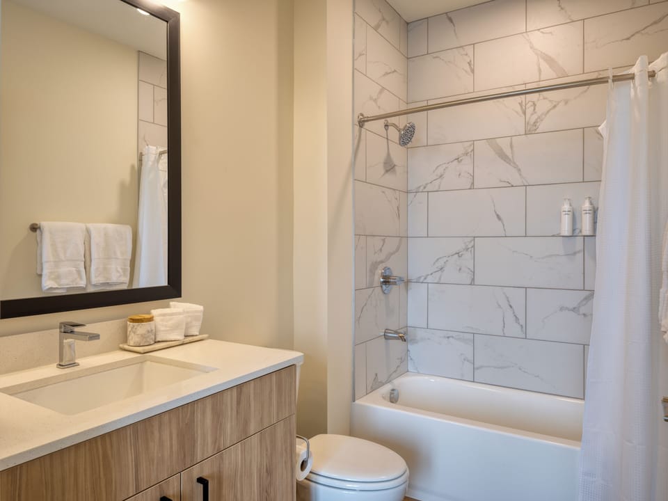 Full bathroom 3.