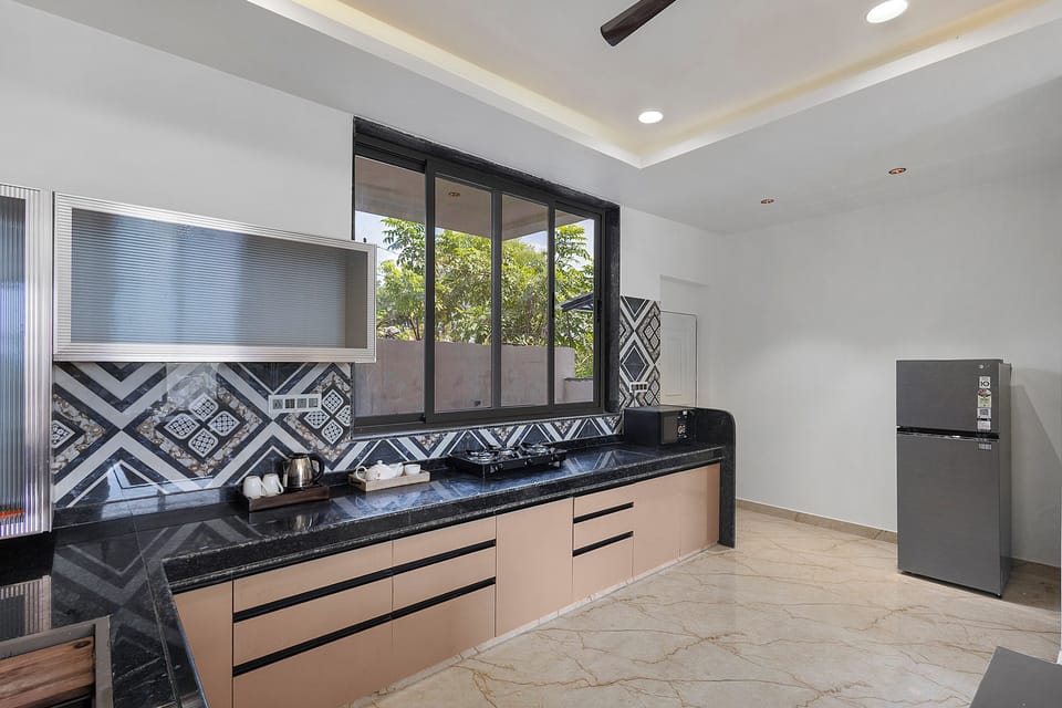 Deluxe Villa, Balcony, Garden View | Private kitchen