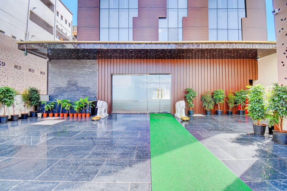 Entrance / Reception